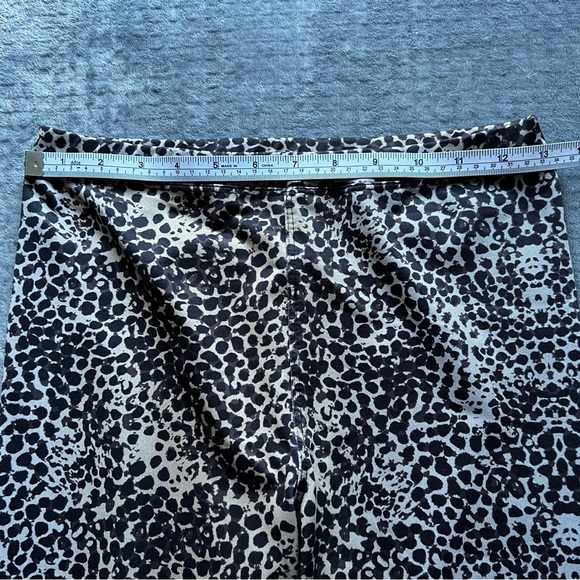 LIVE THE PROCESS Leopard Print Athletic Cropped Leggings Capris Animal Print M - Picture 6 of 14